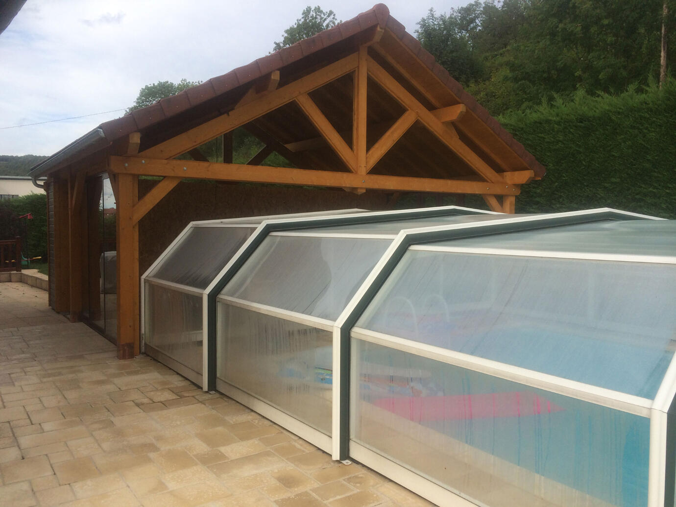Piscine couverte avec abri bois